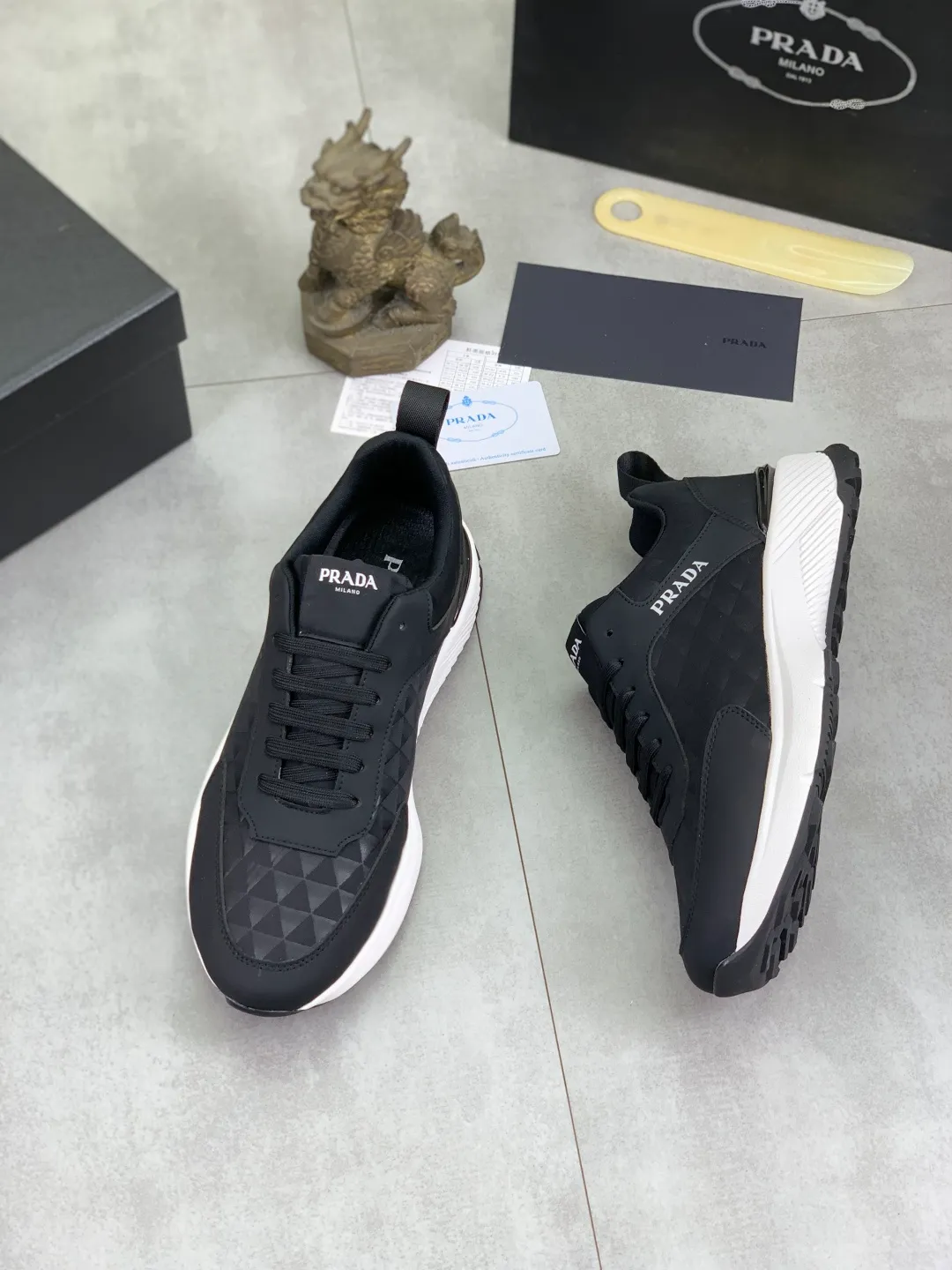 Men's shoes 💰P460💰 [New style] The official website classic popular model is on the market, and it will never go out of style for a century. 🆘 The trendy brand (Prada) mainly promotes popular models, avant-garde and versatile fashionable men's shoes private version molding, cowhide surface splicing 1:1 oil edge treatment... fashionable and simple, original imported cowhide and lining cowhide feet; the atmosphere and personality are more fashionable, eye-catching and pursuing class. It will subvert the old idea and be a must-have for fashion trendsetters with you! Must keep it for yourself! High-end comfort, high-end quality workmanship. Code number: 38-44 (45 customized) 2️⃣ colors available. full package